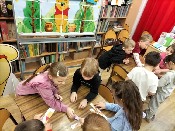 przedszkolaki-z-grupy-01-ukladaja-w-zespolach-bajkowe-puzzle-jpg