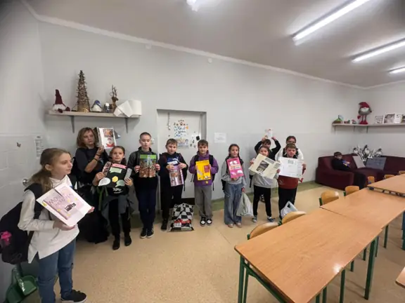 uczniowie-z-kl--ivc-prezentuja-wykonane-lapbooki--jpg