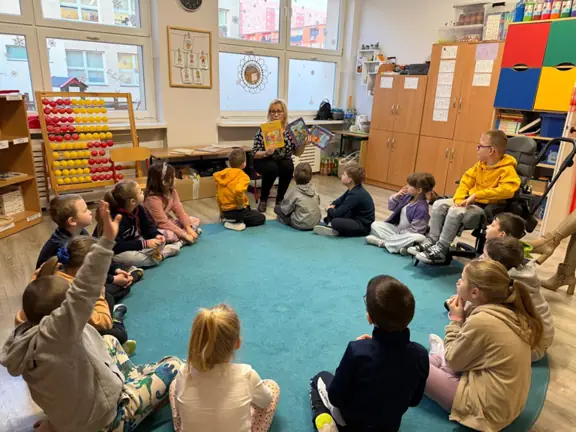 bibliotekarka-prezentuje-ksiazki-o-kubusiu--jpg