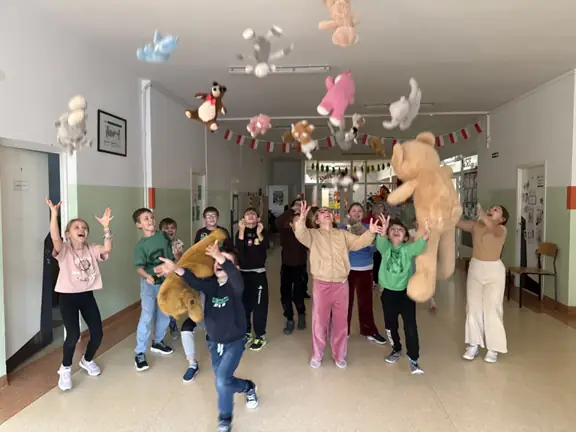 Uczniowie kl. IIIb podrzucają swoje misie.