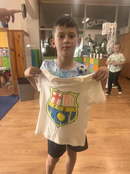 Uczeń prezentuje projekt swojej koszulki piłkarskiej