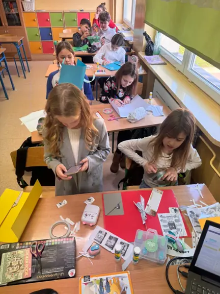 uczniowie-z-kl--va-wykonuja-lapbooki--jpg