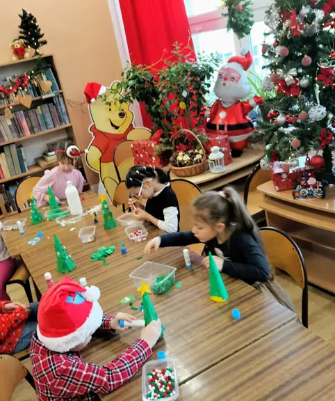 dzieci-z-gr--01-oklejaja-stozek-zielona-bibulka--jpg