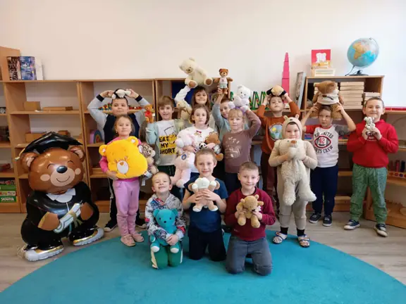 Dzieci z kl. Ia pozują do zdjęcia.