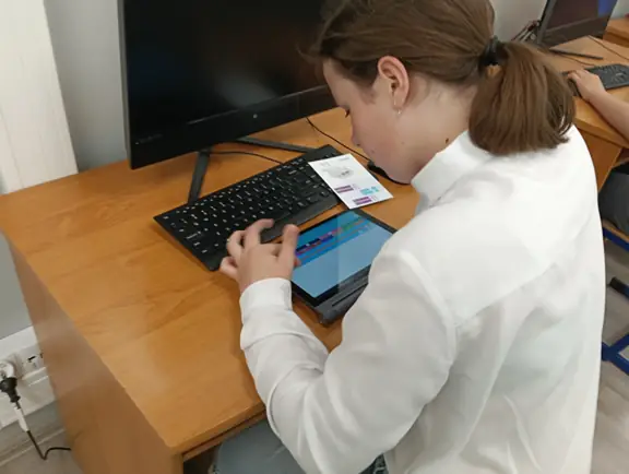 uczennica-tworzy-program-dla-robota-skribot-jpg