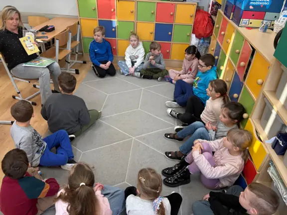 pani-agnieszka-demonstruje-dzieciom-z-kl--2c-ksiazki-a-a--milnea--jpg