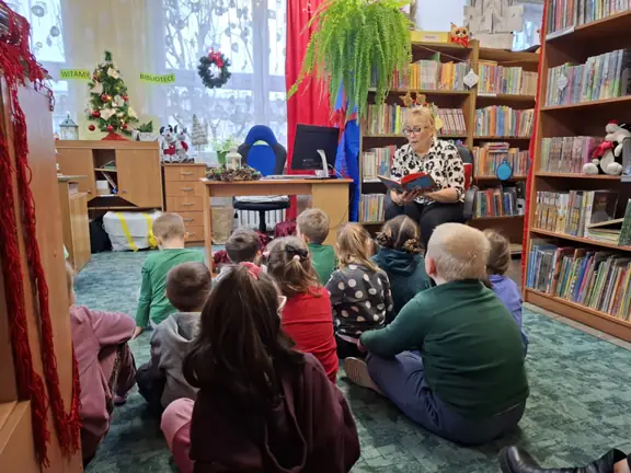 pani-bibliotekarka-czyta-dzieciom-opowiesci-wigilijnej-gwiazdki--jpg