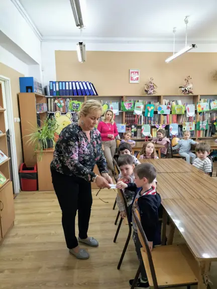 Chłopiec losuje bajkową zagadkę.