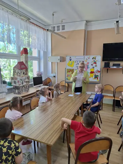 Przedszkolaki przebywają w czytelni i odgadują bajkowe zagadki.