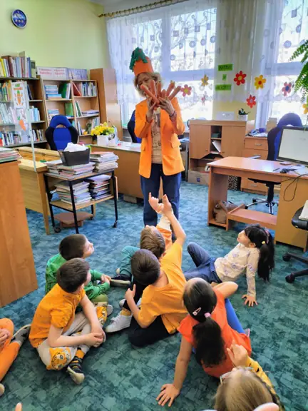 Dzieci z grupy 01 przeliczają marchewki.