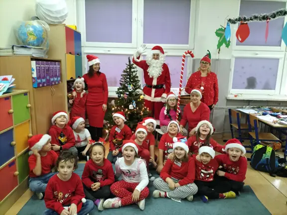 Pamiątkowe zdjęcie kl. Ib z Mikołajem.