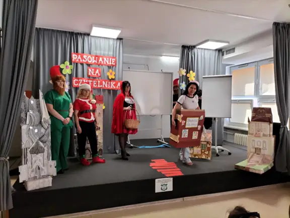 Panie nauczycielki w trakcie przedstawienia - Spotkanie z bohaterami bajek.