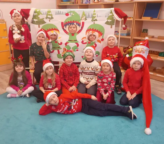 Podczas mikołajkowego spotkania dzieci z kl. Ia pozują do wspólnego zdjęcia.