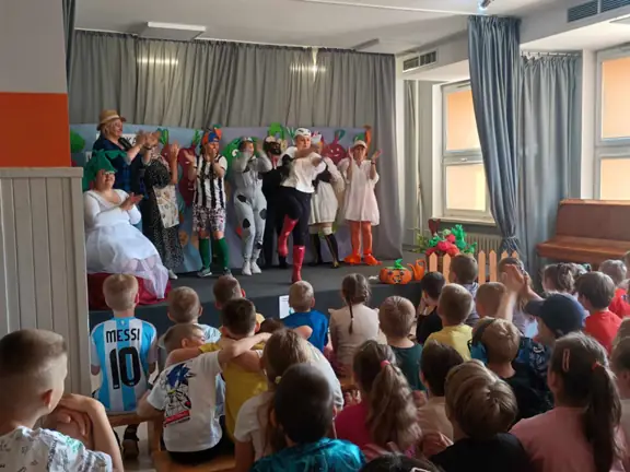 Bociek prezentuje swoje piórka.