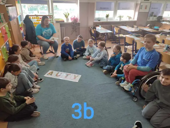 Klasa trzecia b z wychowawczynią siedzą w kręgu