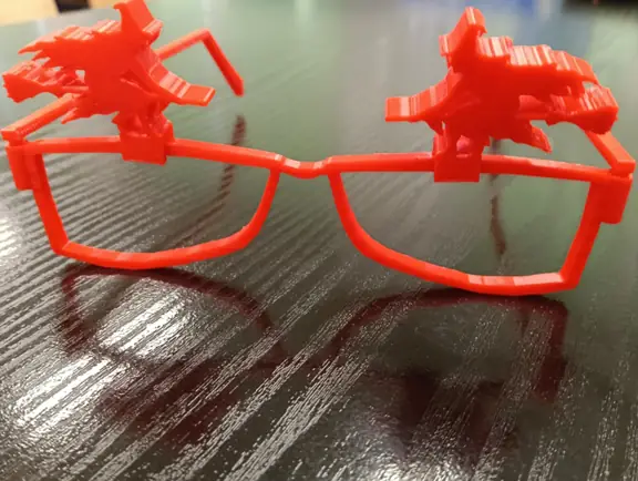 wydrukowane oprawki okularów wraz z nasadkami czarownic na Halloween 
