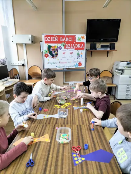 Chłopcy z kl. Ib wykonują krawaty dla dziadków.