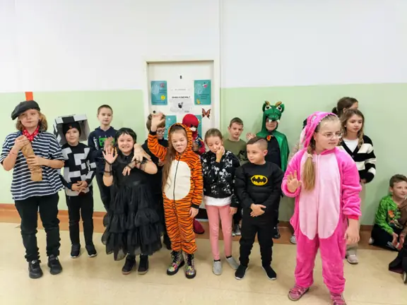 Uczniowie kl. IIIc prezentują swoje bajkowe kreacje.