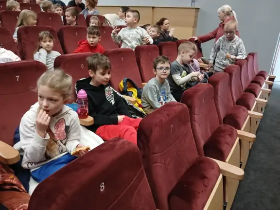 Klasy pierwsza a i c czekają w kinie na spektakl.