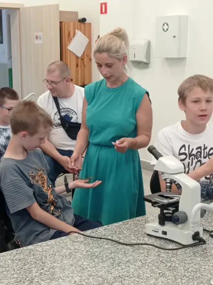 Dzieci badające patyczka pod mikroskopem