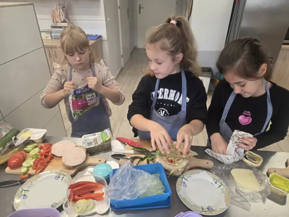 uczniowie przy pracy w kuchni