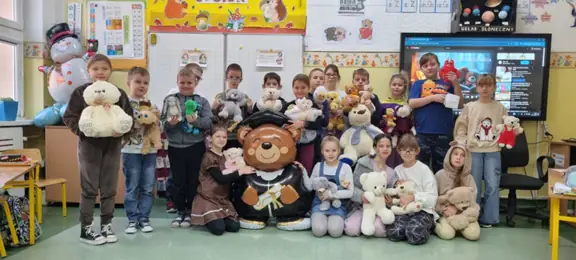 Uczniowie kl. IIIa pozują z misiami do zdjęcia.