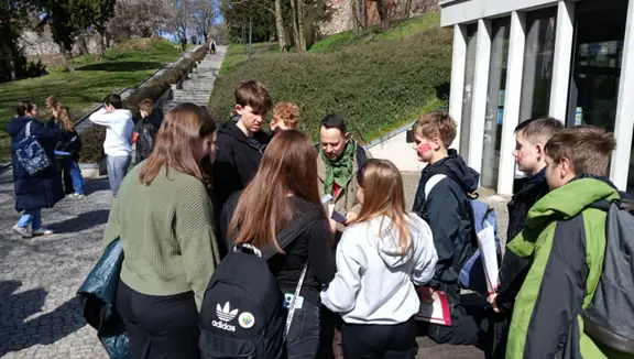 Zapoznanie się uczniów przez wejściem do muzeum