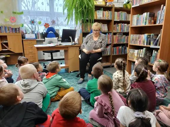 pani-bibliotekarka-czyta-dzieciom-zagadki-do-basni-calineczka--jpg