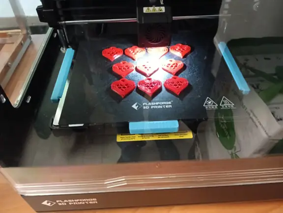 drukarka 3D drukuje serduszka na Dzień Otwarty Szkoły