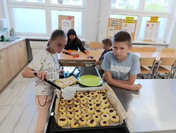 uczniowie przy pracy w kuchni