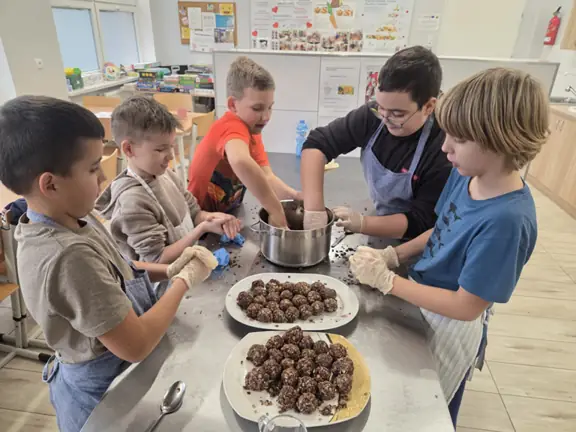 uczniowie przy pracy w kuchni