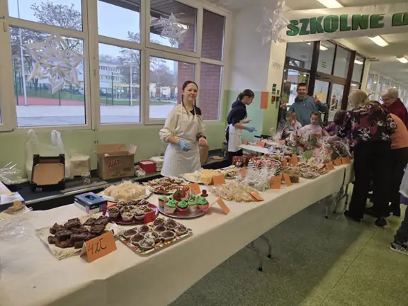 Kiermasz na holu szkoły