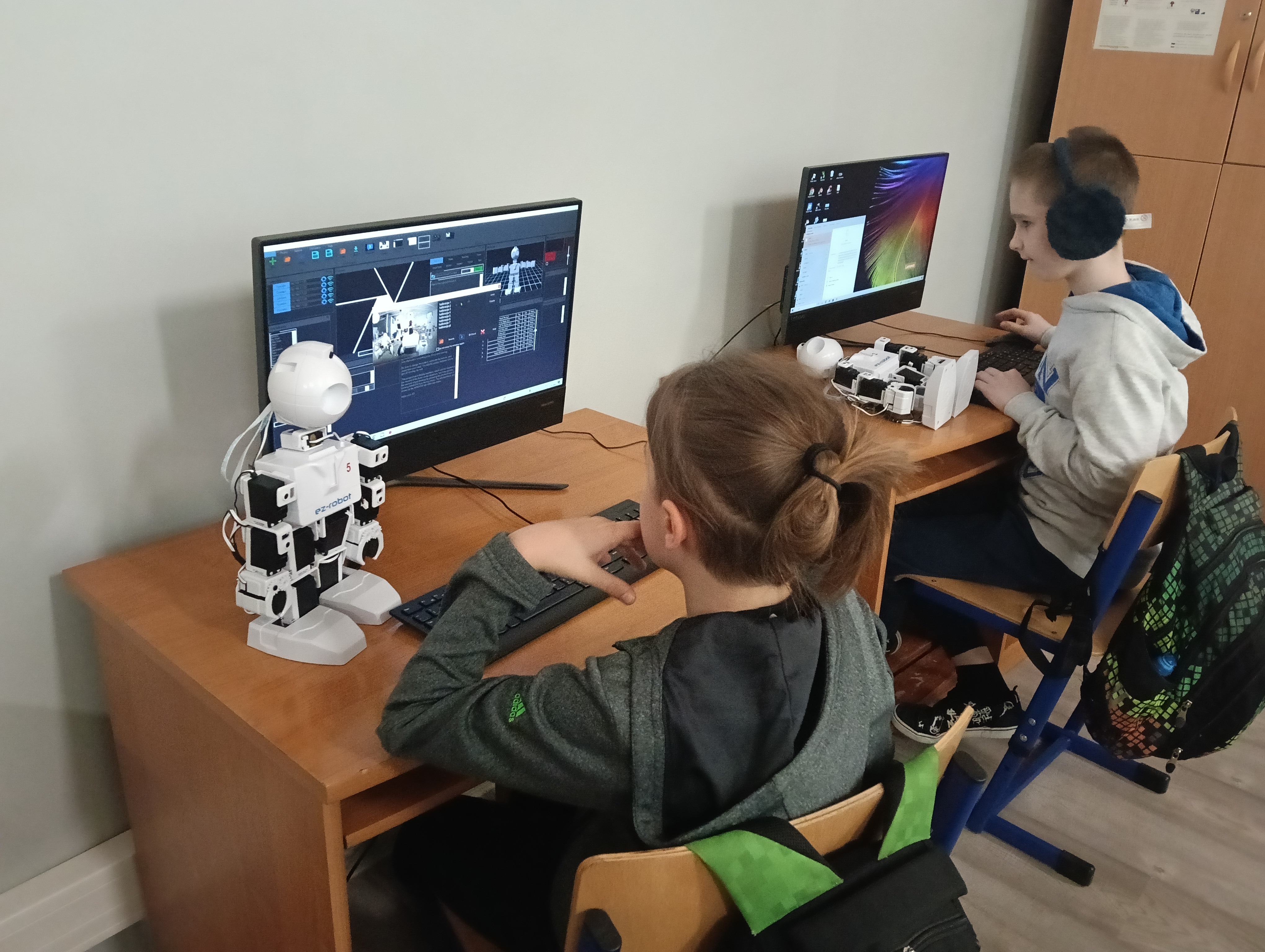 uczeń steruje robotem JD Humanoid za pomocą środowiska ARC