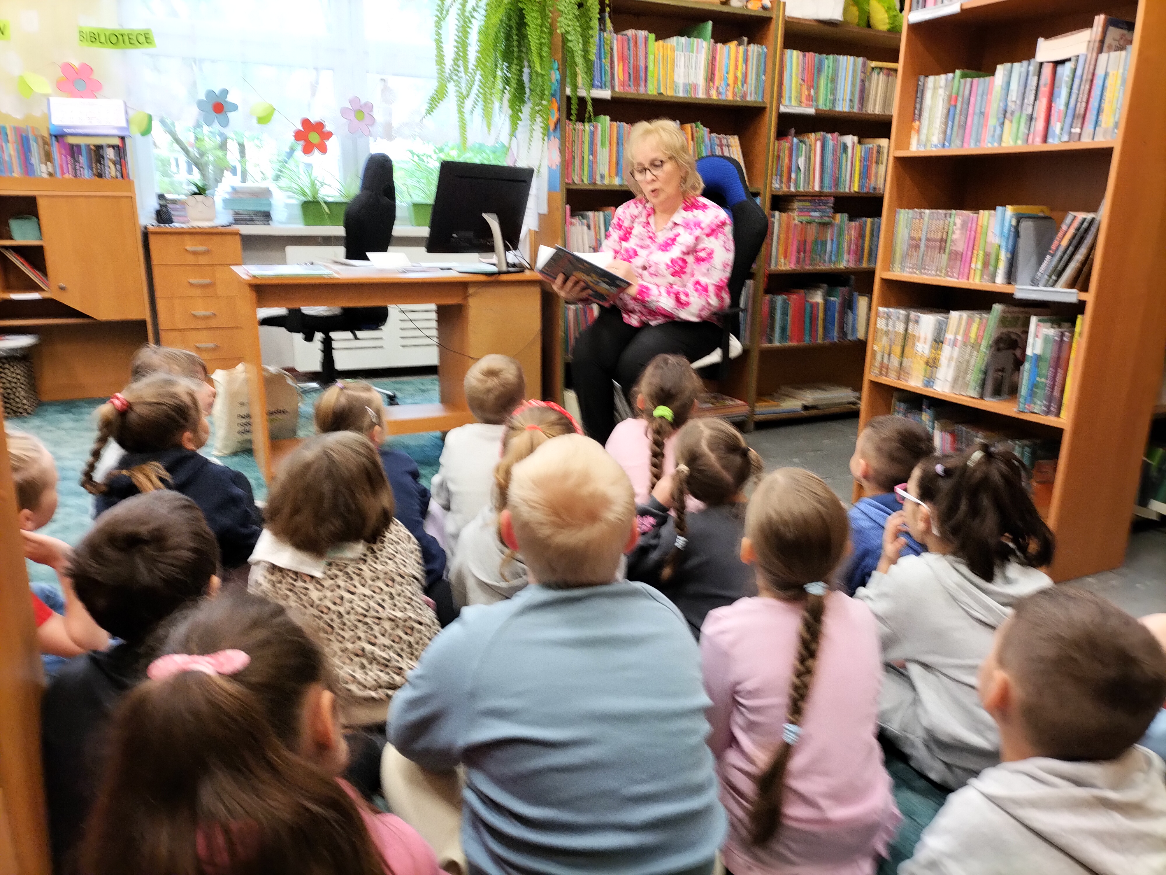 Pani bibliotekarka czyta przedszkolakom opowiadanie - Tupcio Chrupcio