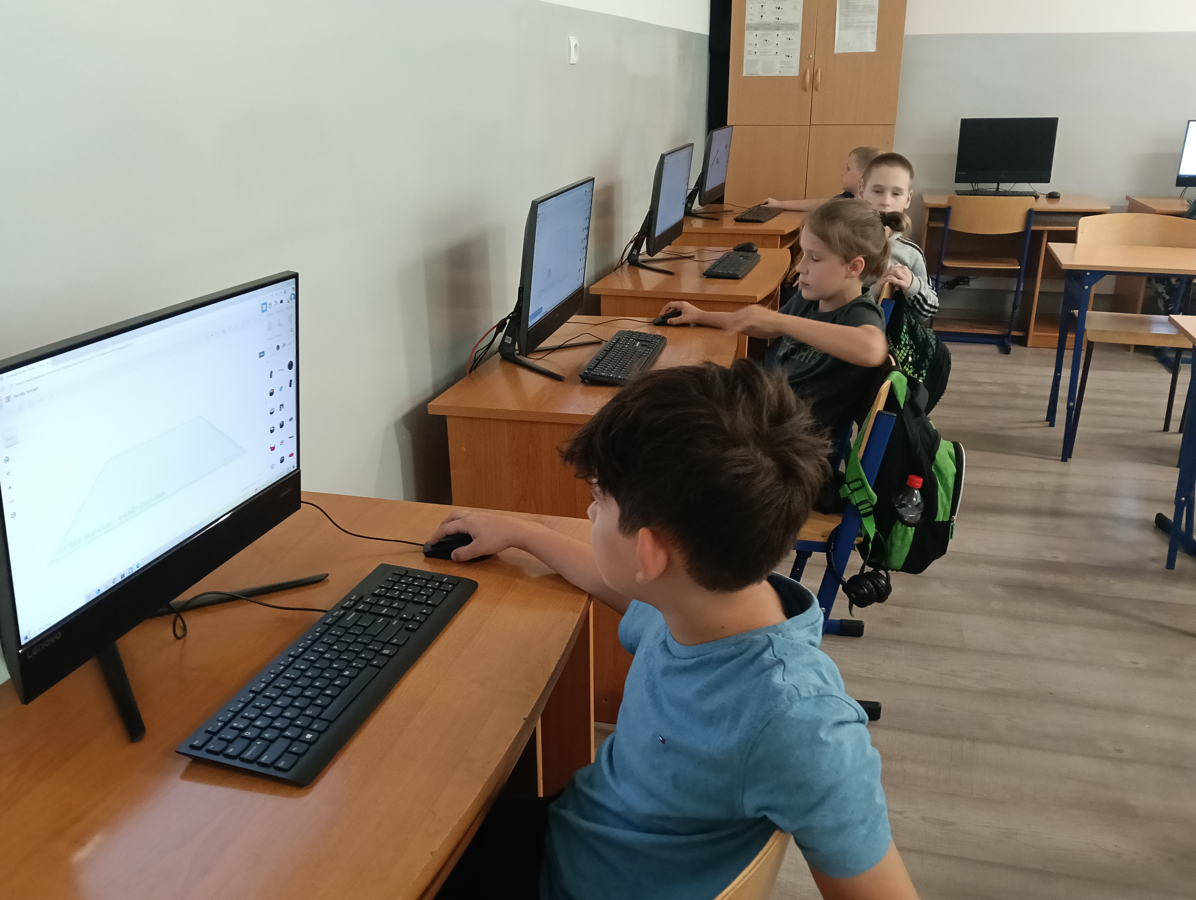 uczniowie pracują z programem Tinkercad