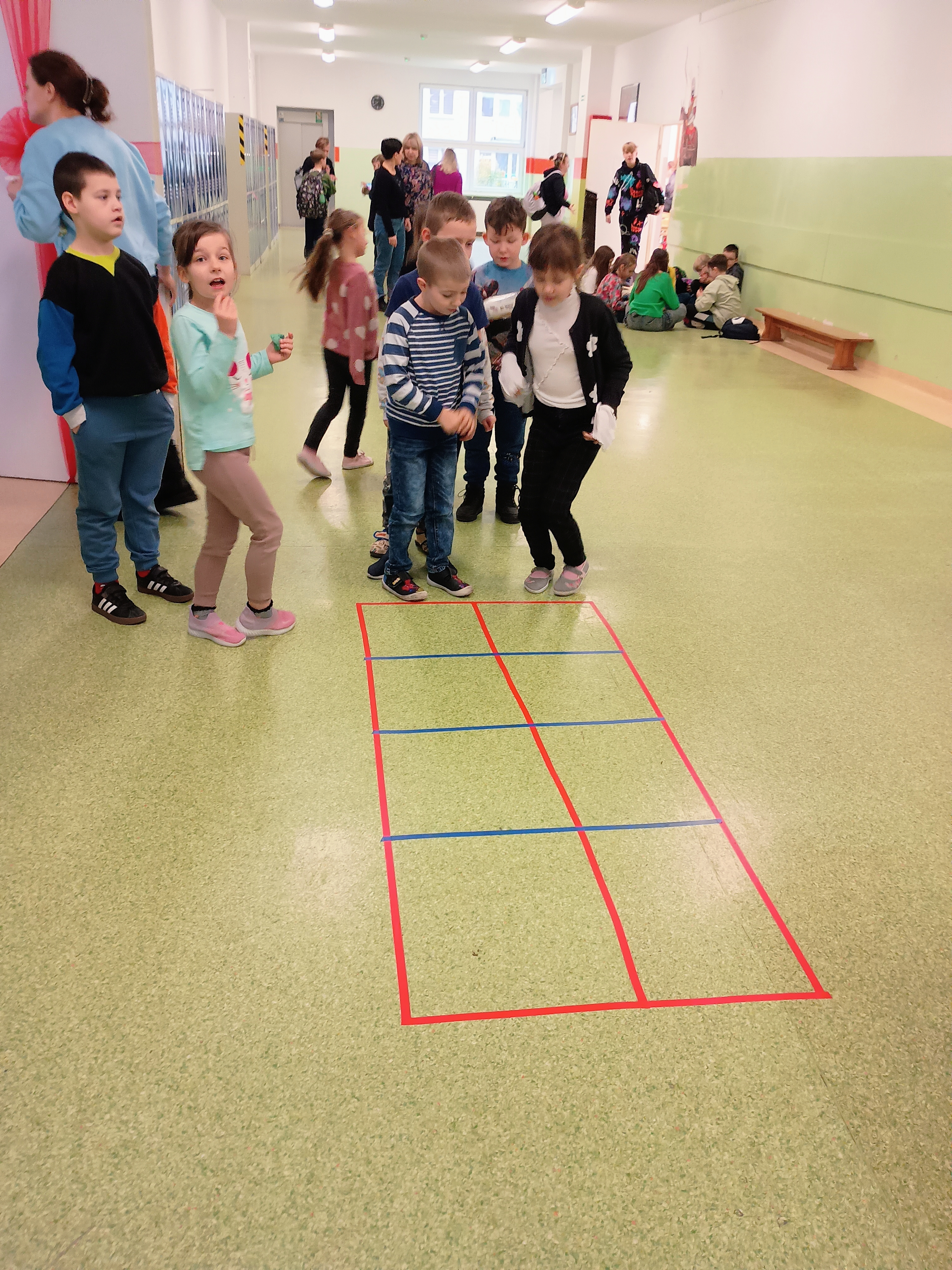 uczniowie klasy 1 a grają na przerwie w klasy