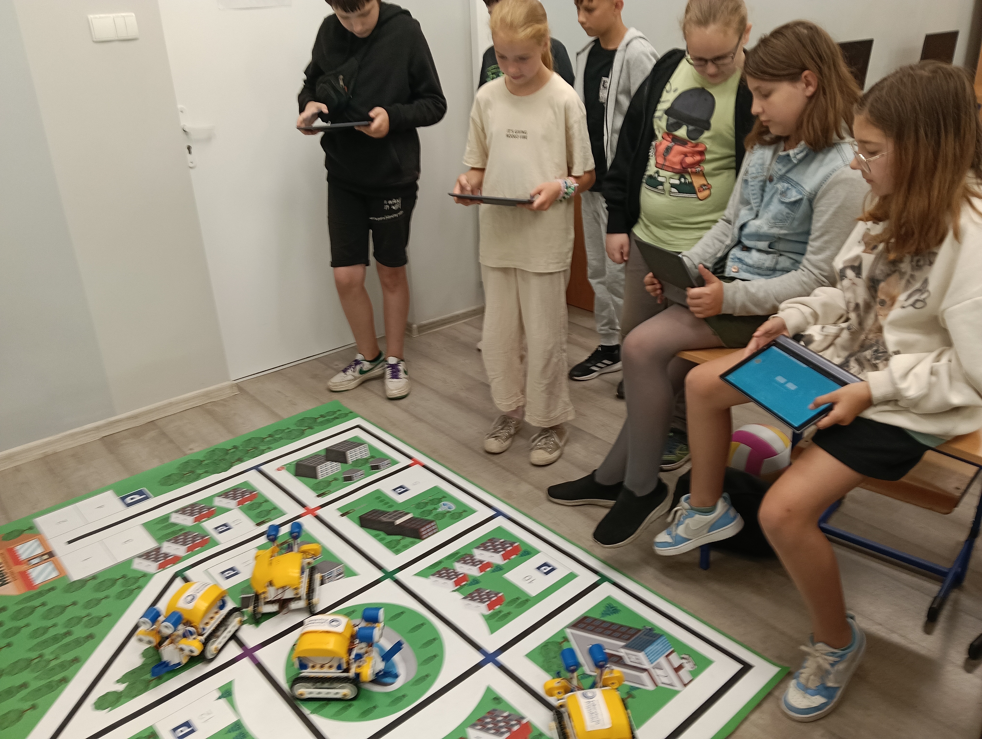 uczniowie sterują robotami SkriBot