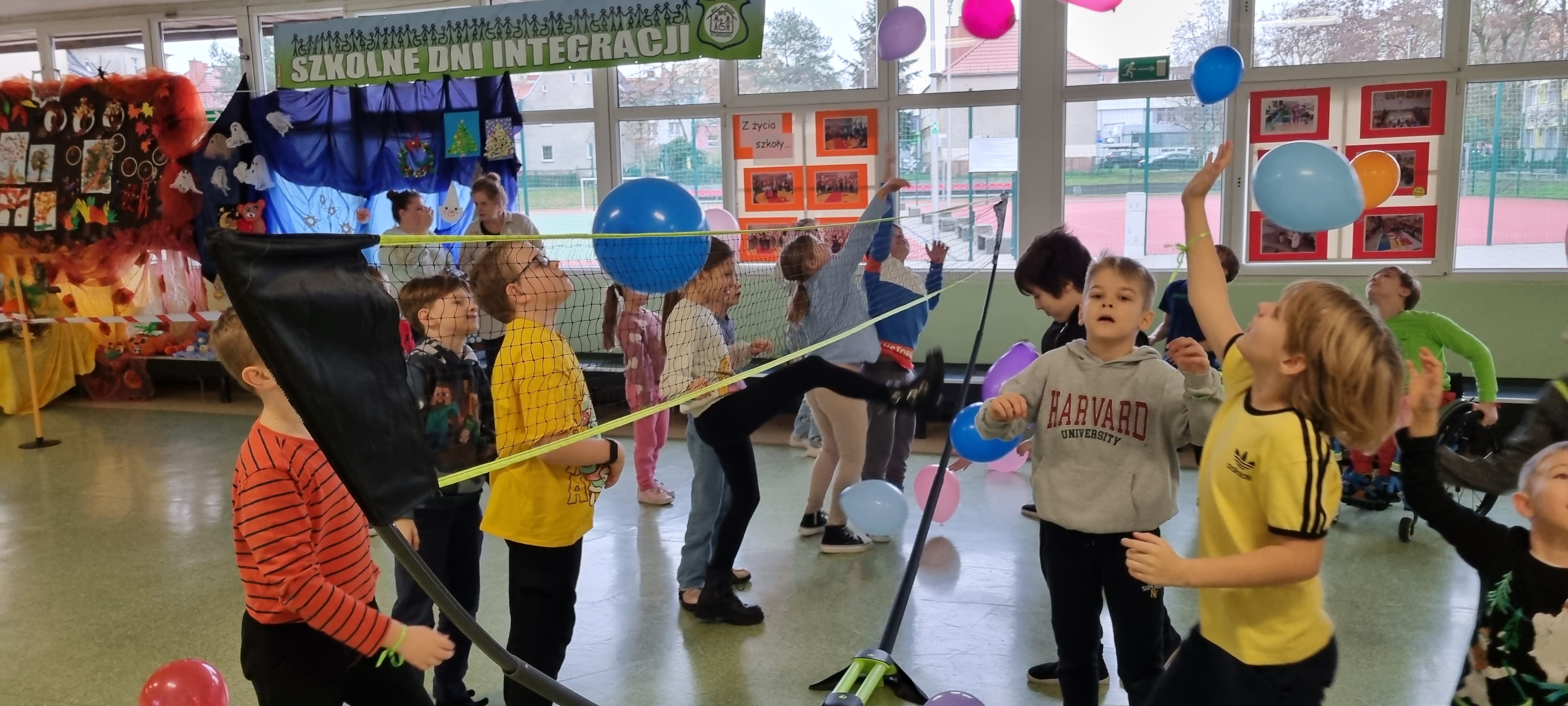Zabawy balonami- odbijanie przez siatkę 