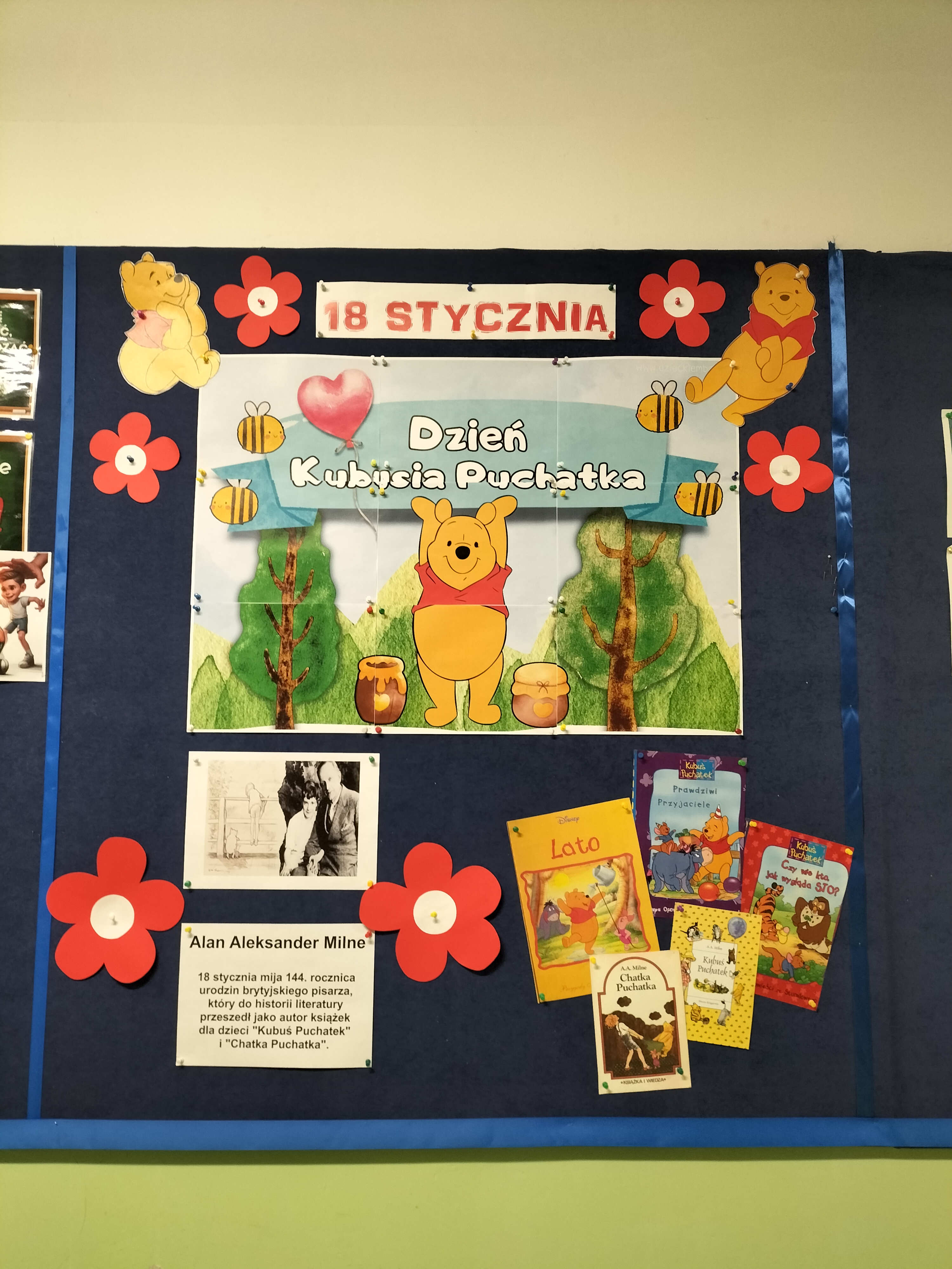 Gazetka ścienna informująca o Międzynarodowym Dniu Kubusia Puchatka