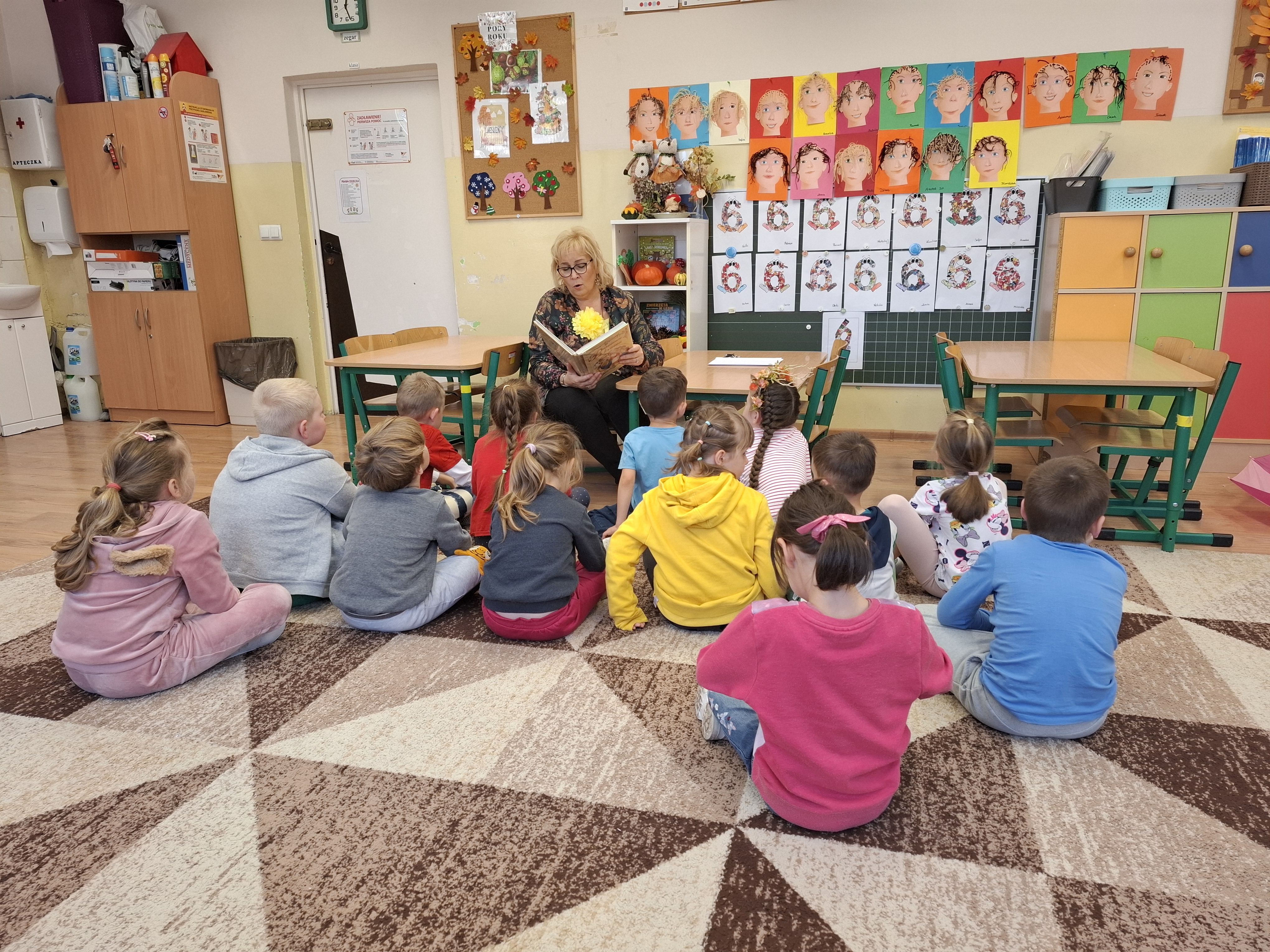 Dzieci z gr. 01 słuchają czytania Bajki o rybaku i złotej rybce.