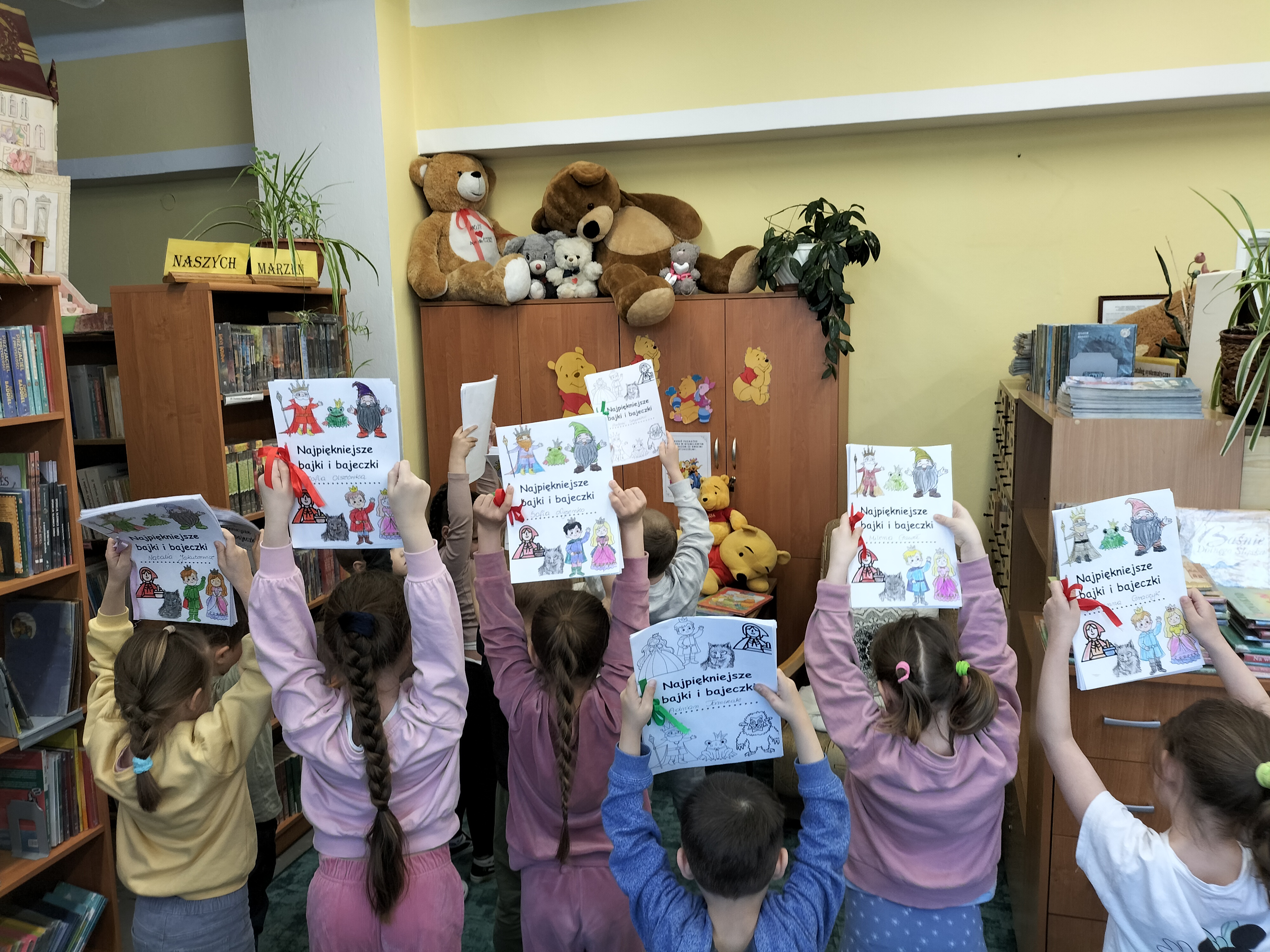 Przedszkolaki z grupy 01 prezentują swoje bajkowe książeczki