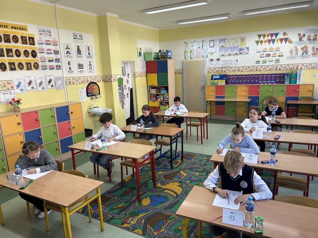 Uczniowie  rozwiązują testy sprawdzające umiejętności czytania ze zrozumieniem