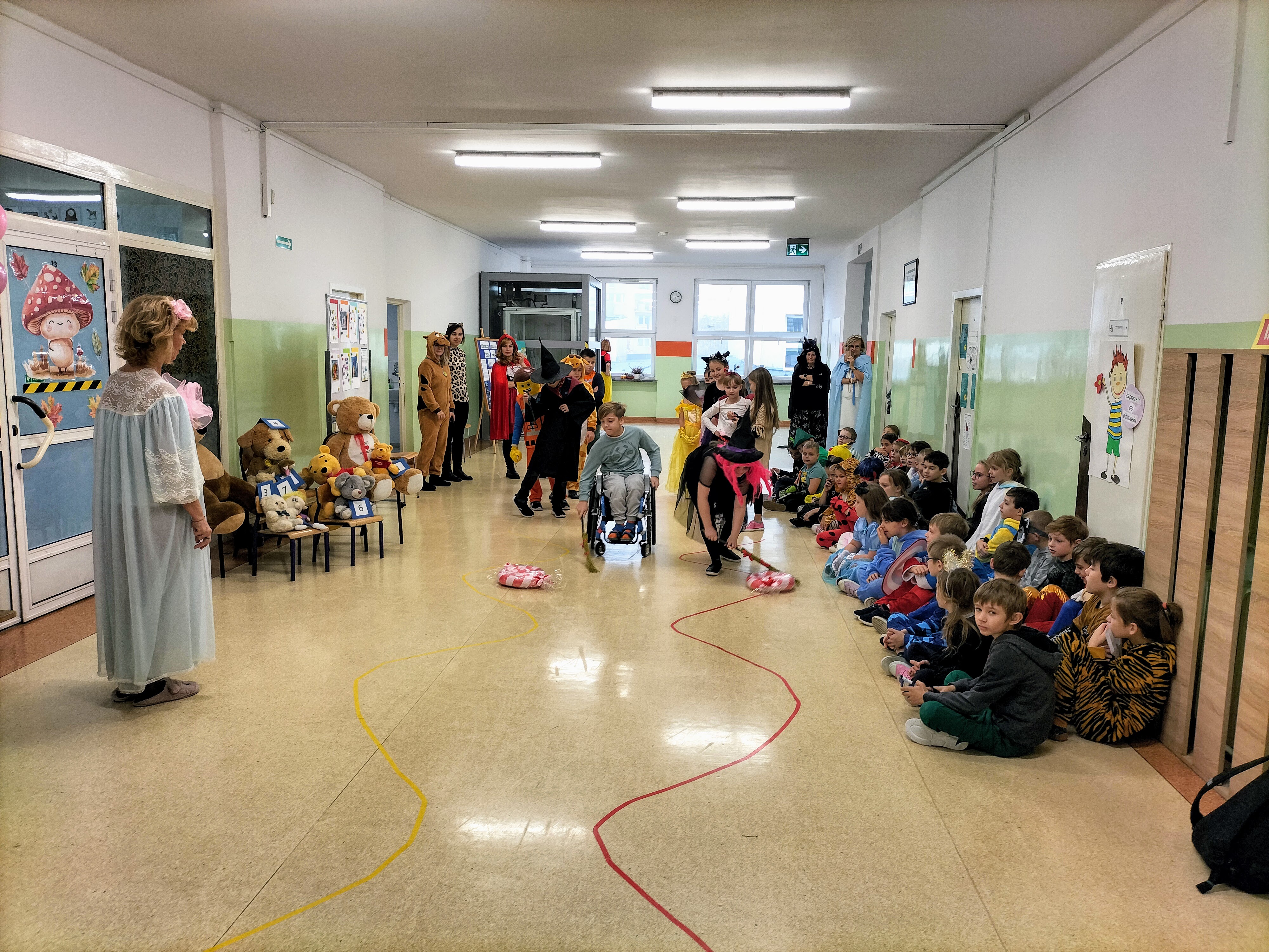 Dzieci ścigają sie do chatki Baby Jagi