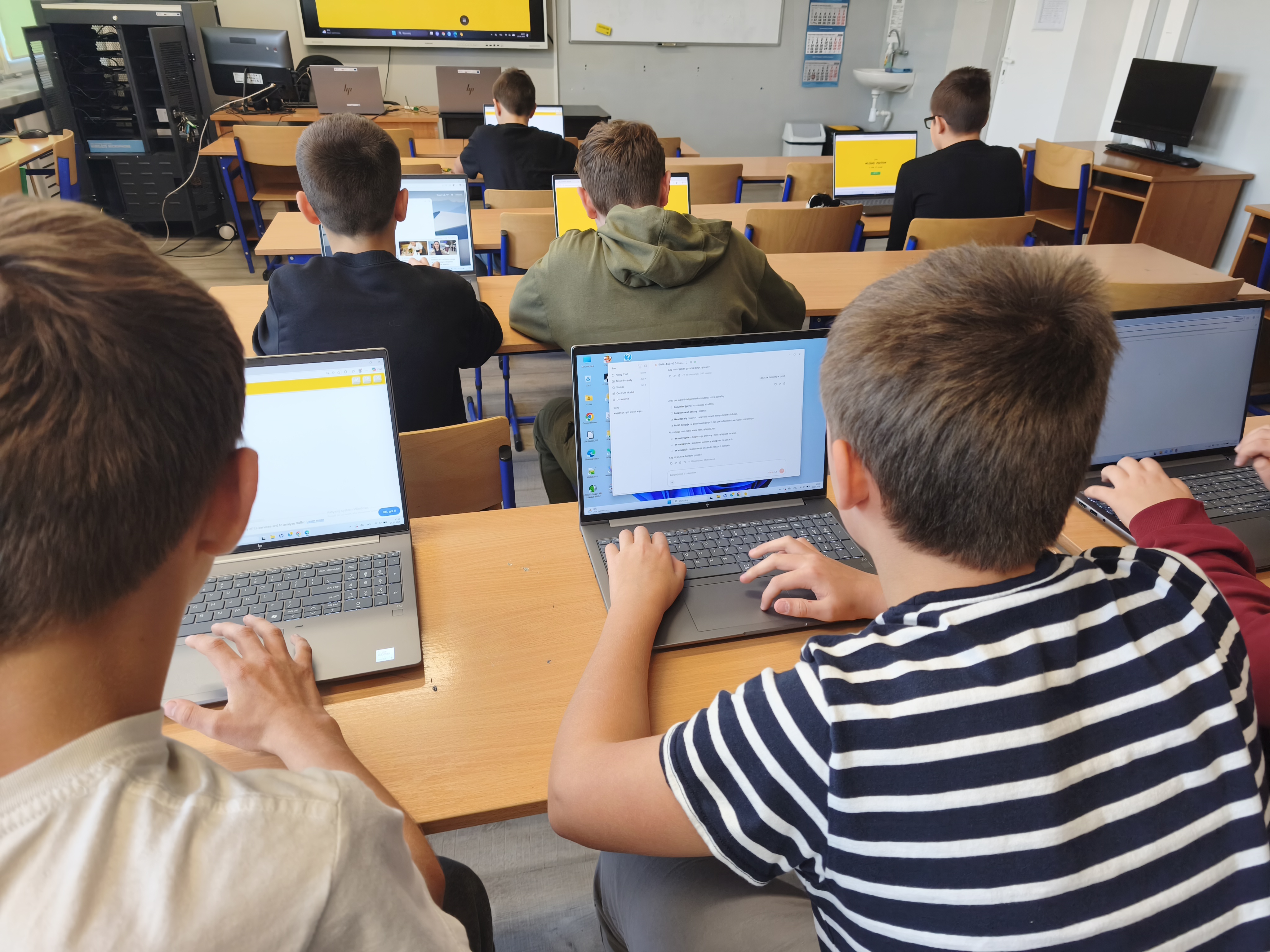 Uczniowie tworzą prompty