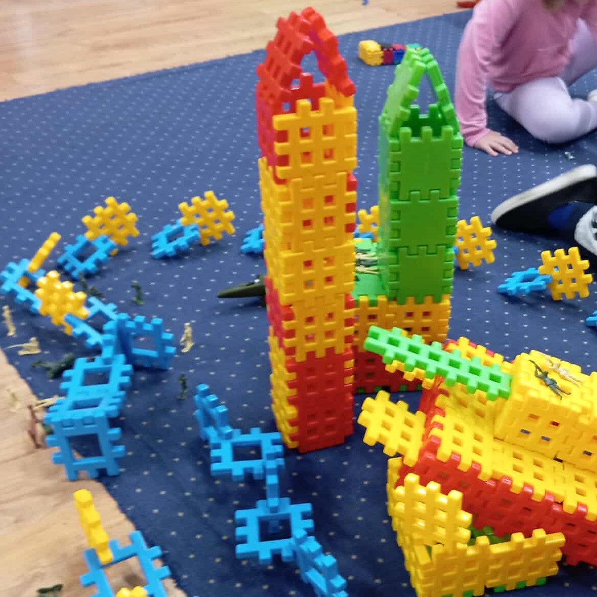 Wieża z klocków zbudowana przez uczniów