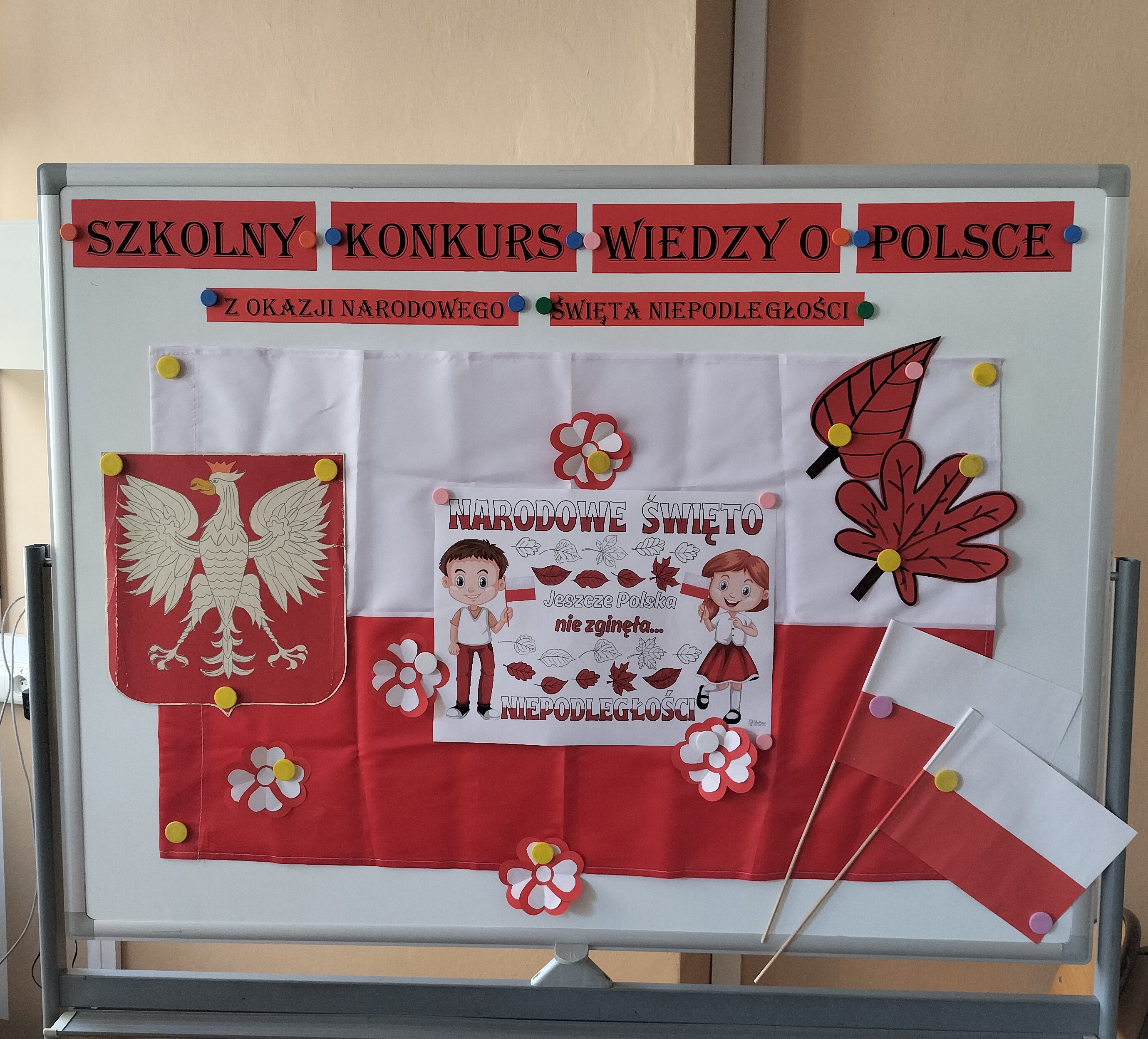 Tablica informujaca o organizacji Szkolnego Konkursu Wiedzy o Polsce