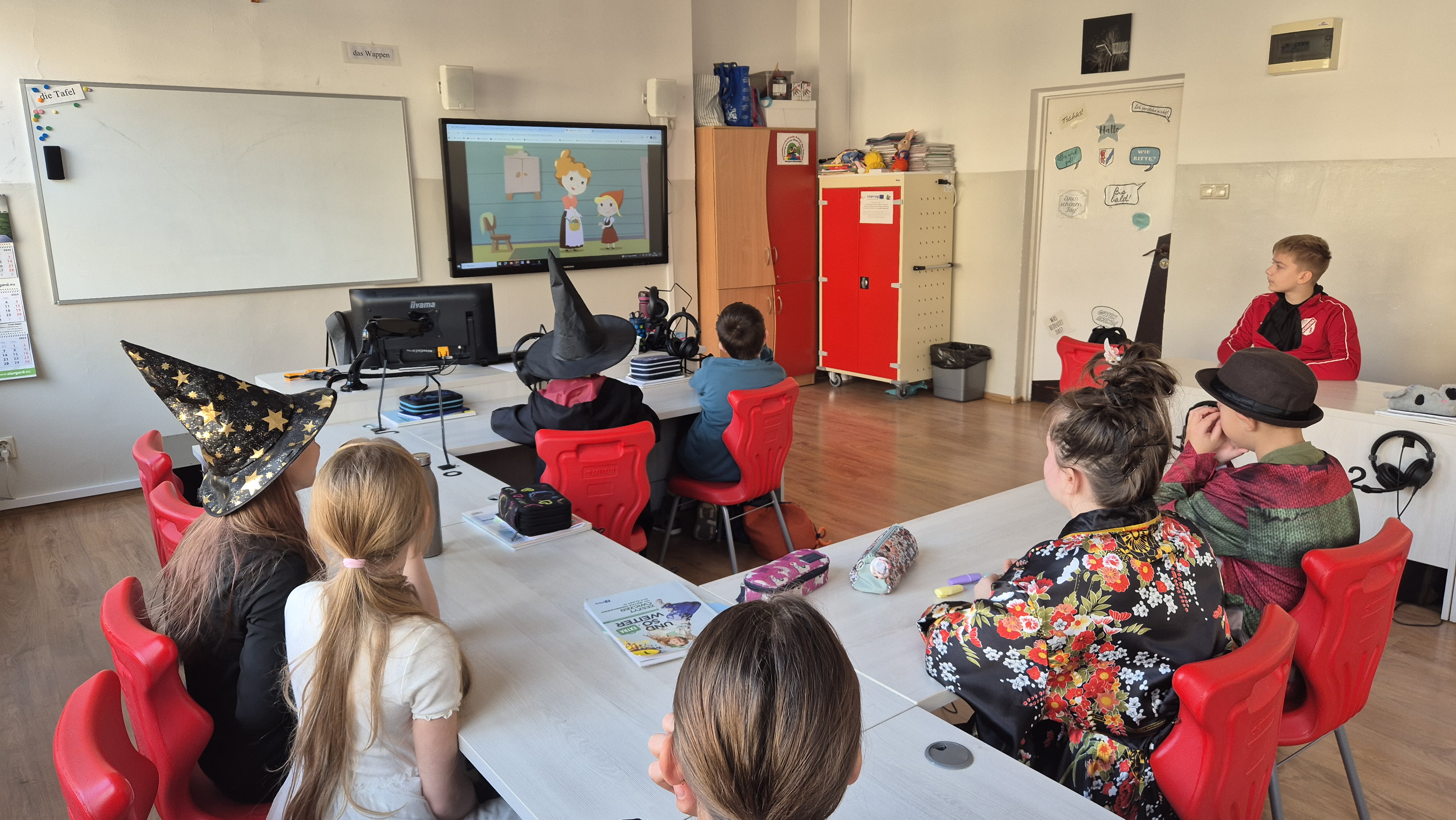 Dzieci z kl 4 oglądają bajkę