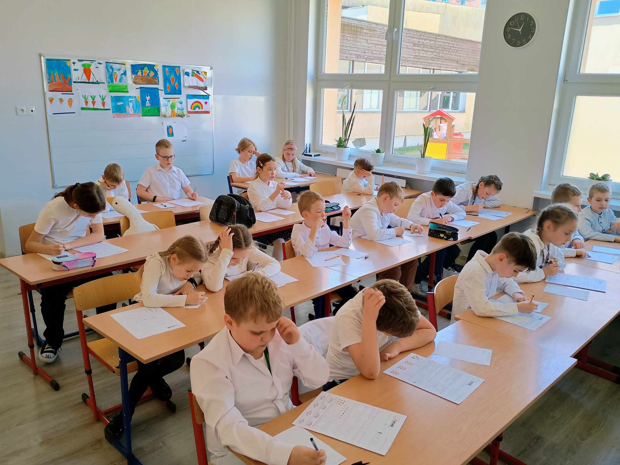 Uczniowie klas 1-3 podczas rozwiązywania zadań matematycznych w Ogólnopolskim Konkursie Matematycznym Fenek