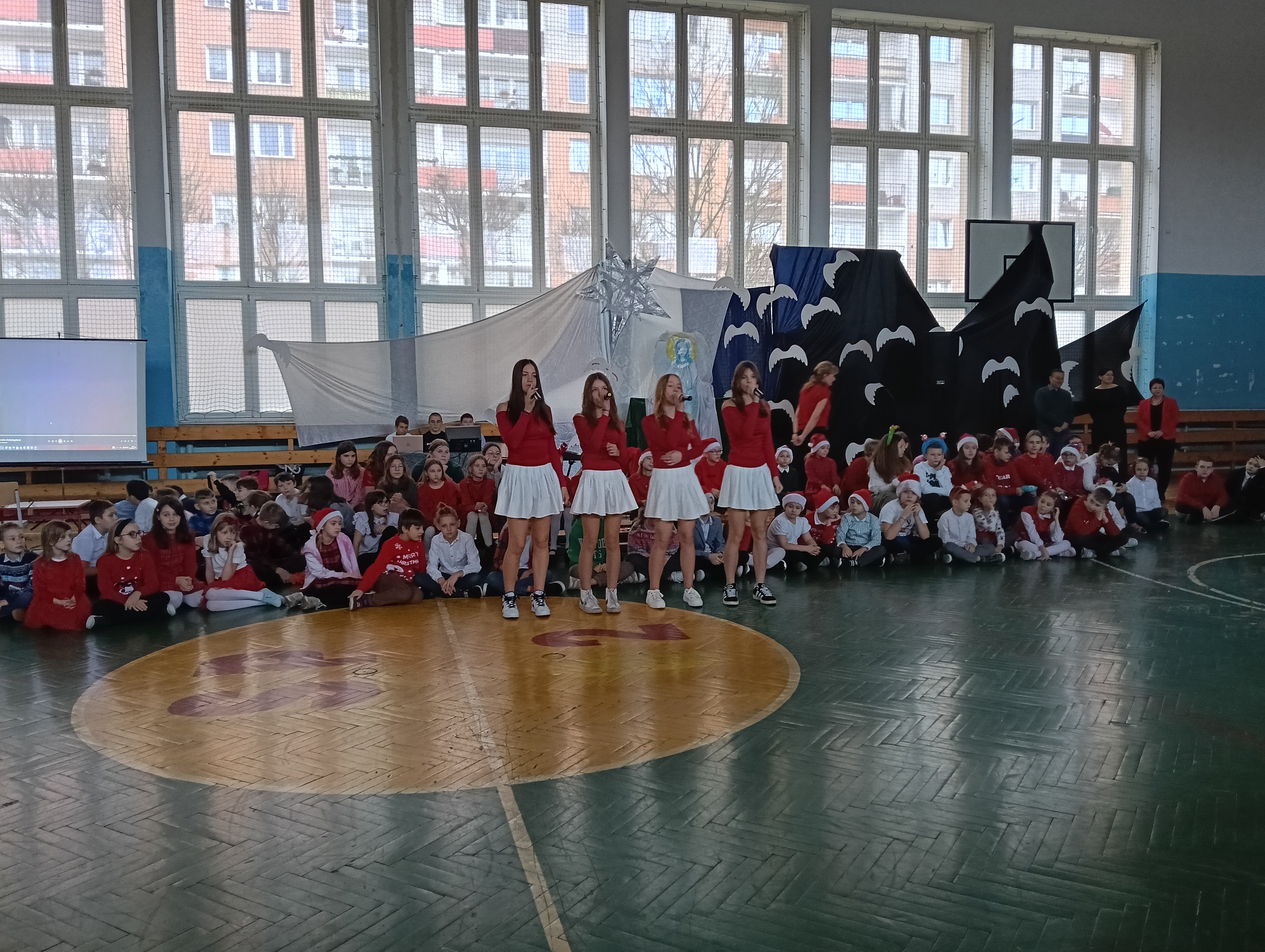 uczennice śpiewają świateczną piosenkę