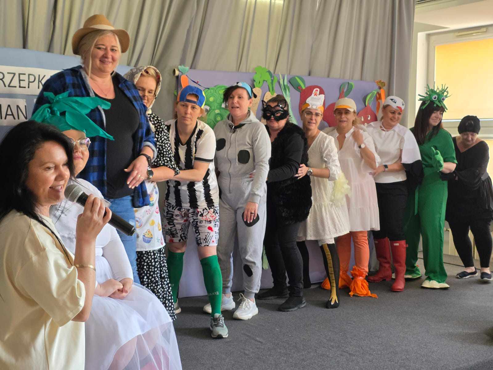 Dziadek, babcia, wnuczek, Mruczek, kicia, kurka, gąska, bociek, żabka i kawka